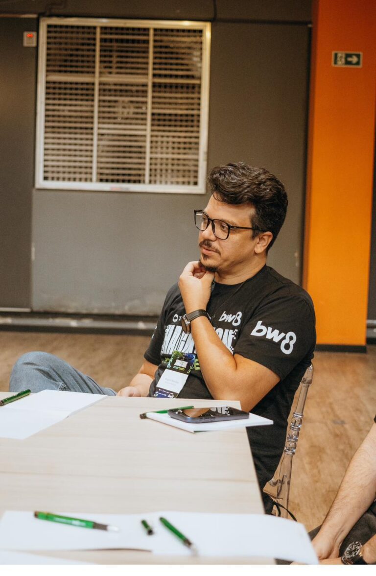 Rogério em bastidores de evento, em mesa de mentoria