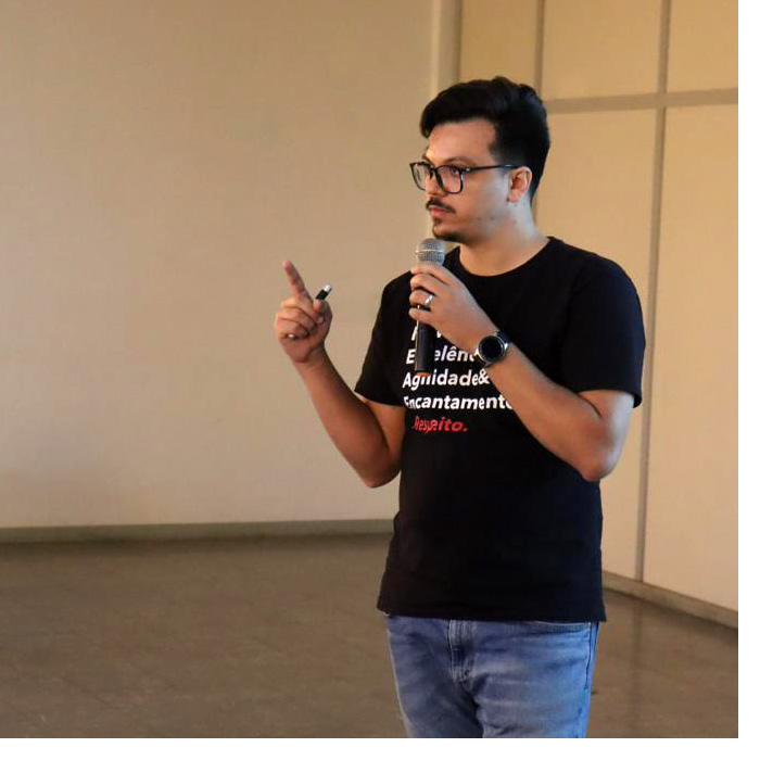 Rogério palestrando em evento de tecnologia